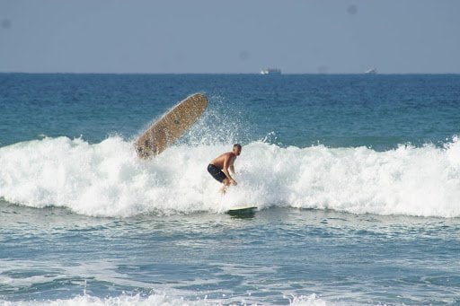  A REAL snapshot of the beginner’s guide to surf safety & surf etiquette!